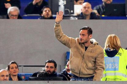 Totti saluda a la afici&oacute;n romanista.