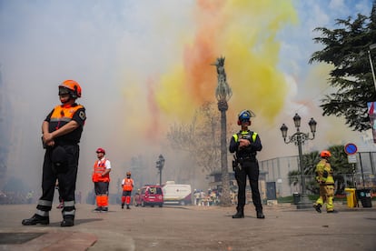 Agentes de policía durante una 'mascletà' en la plaza del Ayuntamiento de Valencia, el pasado 18 de marzo.
