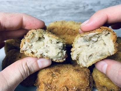 Una imagen con croquetas veganas.