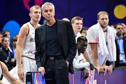 El entrenador canadiense - finlandés de la selección alemana, Gordon Herbert, durante el encuentro de semifinales este viernes en Berlín.