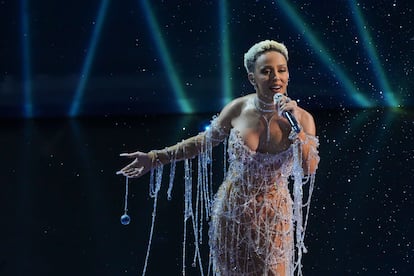 Doja Cat interpreta la canción 'Diamonds are Forever' como parte del homenaje a James Bond, durante la ceremonia de los Oscar.