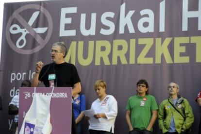 El secretario general de ELA, Adolfo Muñoz, en su in tervención al término de la marcha en Bilbao