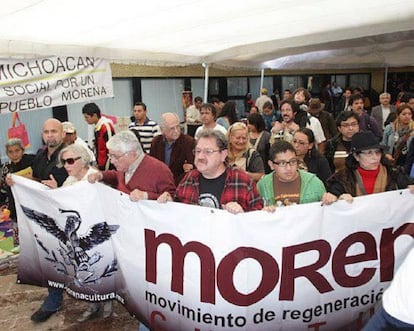 Alcázar (de verde), junto al escritor Paco Ignacio Taibo (de negro y rojo) y Elena Poniatowska (con lentes oscuros), en un encuentro con López Obrador en 2012.