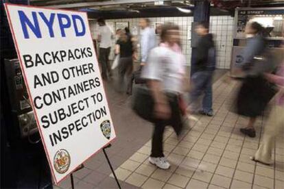 Un cartel advierte de los eventuales registros de mochilas y paquetes en el metro de Nueva York.