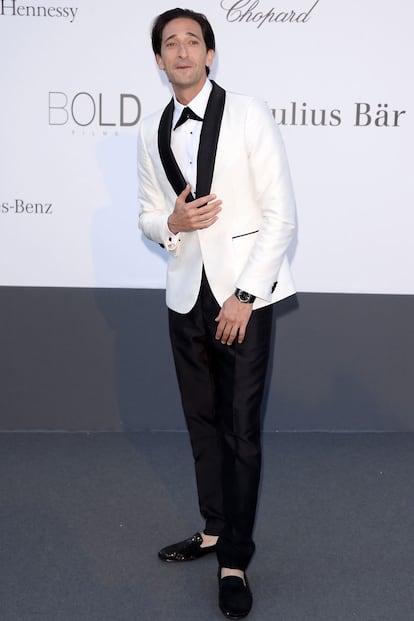 Adrien Brody, bajo el binomio del blanco y negro en su atuendo.