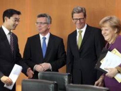 El ministro alemán de Economía, Philipp Rösler, el ministro de Defensa, Thomas de Maiziere, el titular de Asuntos Exteriores, Guido Westerwelle, y la canciller alemana, Angela Merkel, asisten al consejo de ministros semanal en la cancillería de Berlín, en Alemania, el pasado miércoles.