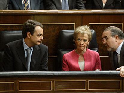 José Luis Rodríguez Zapatero, Maria Teresa Fernández de la Vega y Pedro Solbes, en la apertura de la VIII Legislatura de las Cortes Generales.