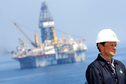 Tony Hayward, durante una visita a la zona en la que se hundió la plataforma de BP en el golfo de México.