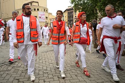 La presidenta de Navarra, María Chivite (segunda por la izquierda) asiste al quinto encierro de los sanfermines.