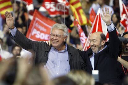 El expresidente Felipe González y Alfredo Pérez Rubalcaba saludan al público que llenaba el Palacio de los Deportes de Zaragoza.