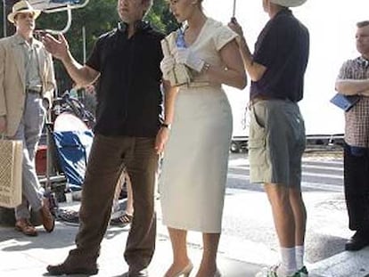 Sam Mendes, con su esposa, Kate Winslet, en el rodaje de <i>Revolutionary road.</i>