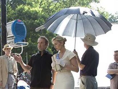 Sam Mendes, con su esposa, Kate Winslet, en el rodaje de <i>Revolutionary road.</i>