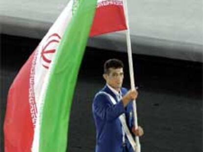 El yudoca Arash Miresmaeili, con la bandera iraní en el desfile.