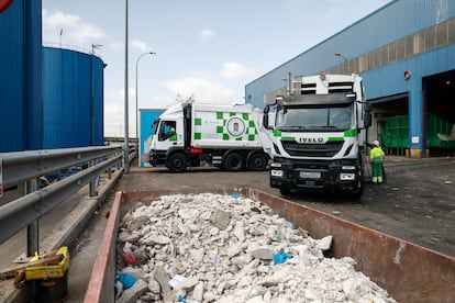 Un contenedor con escombros junto a dos camiones de basura del Ayuntamiento de Madrid, a las puertas del Parque Tecnológico de Valdemingómez, en 2019.