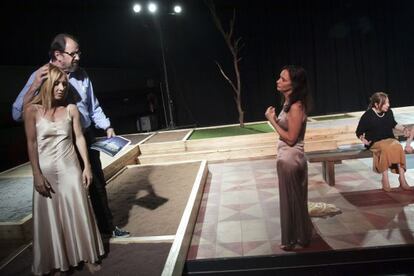 Jos&eacute; Mar&iacute;a Pou da instrucciones a Cayetana Guill&eacute;n Cuervo (izquierda), Ana Torrent y Carmen Machi durante los ensayos de &#039;Fuegos&#039;.