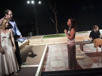 Jos&eacute; Mar&iacute;a Pou da instrucciones a Cayetana Guill&eacute;n Cuervo (izquierda), Ana Torrent y Carmen Machi durante los ensayos de &#039;Fuegos&#039;.