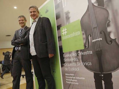 El director general de la Sinfónica de Euskadi, Oriol Roch (izquierda), y el viceconsejero de Cultura, Josena Muñoz, en la presentación de la temporada de abono de la orquesta vasca.