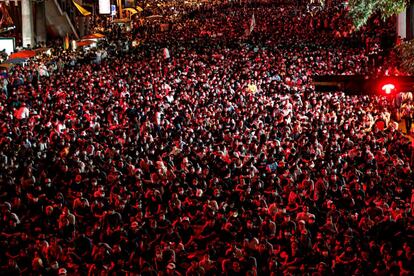 Manifestación a favor de la democracia en Bangkok (Tailandia). Las protestas, que comenzaron en julio y fueron organizadas por colectivos estudiantiles, han ido aumentando progresivamente en asistencia y reclamaciones. Tienen como principal demanda la dimisión del Gobierno encabezado por Prayut y una nueva Constitución.