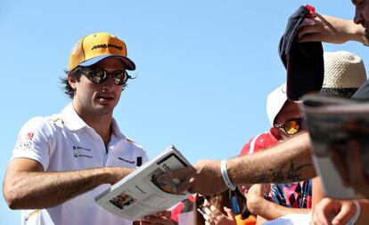 Carlos Sainz firma autógrafos durante el GP de Austria.