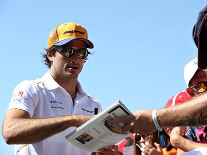 Carlos Sainz firma autógrafos durante el GP de Austria.
