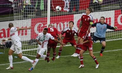 Pepe, a la izquierda, mete de cabeza el primer gol portugu&eacute;s.