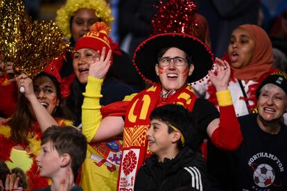 Varias aficionadas de la Roja animan a la selección en el estadio.