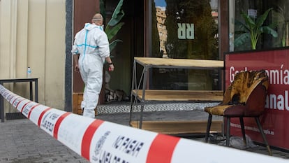 Policía Científica en el Centro Integrado de Seguridad y Emergencias (CISEM), a 22 de abril de 2023, en Madrid (España). El alcalde de Madrid ha cancelado un viaje previsto para hoy a Barcelona para acompañar a las víctimas del incendio, donde han fallecido dos personas y otras diez han resultado heridas, ocurrido ayer en el restaurante italiano 'Burro Canaglia Bar&Resto' de la plaza de Manuel Becerra y para conocer los detalles de la actuación de los servicios de emergencia en el incendio. A continuación visita la zona afectada.
22 ABRIL 2023;MADRID;ALMEIDA;INCENDIO;PLAZA MANUEL BECERRA
Jesús Hellín / Europa Press
22/04/2023