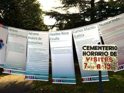 Carteles con nombres de desaparecidos en la entrada del cementerio de Mercedes, localidad natal de Videla.