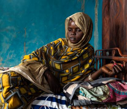 Los ataques contra la población civil y la violencia sexual como instrumento de guerra se han extendido por todo el país. A esto se suma la falta de alimentos y el escaso acceso al agua potable. En la fotografía, Hanna Wilson, una refugiada sursudanesa que vive en el campo de Um Sangour, en el Estado de Nilo Blanco. Wilson perdió a dos hijos recientemente por diarrea y desnutrición.