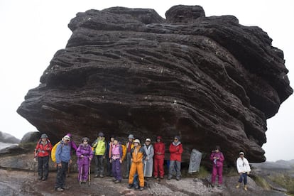 Varios turistas japoneses se refugian de la lluvia junto a una formación rocosa en la cima del monte Roraima, situado en Venezuela y muy cerca de la frontera con Brasil y la Guyana.