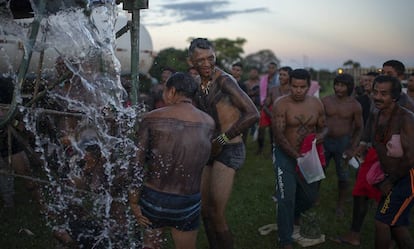 Indios toman baño en el Campamento Tierra Libre en Brasilia, este miércoles.