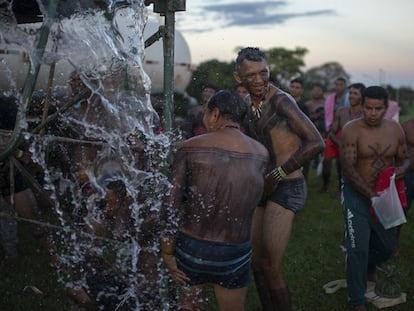 Índios tomam banho no Acampamento Terra Livre em Brasília, nesta quarta-feira. 