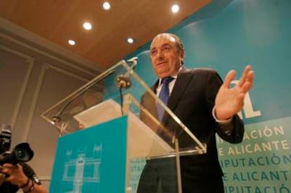 El presidente de la Diputación de Alicante, José Joaquín Ripoll, en la rueda de prensa que ha dado hoy sobre la operación policial que le mantuvo detenido ayer durante 12 horas.