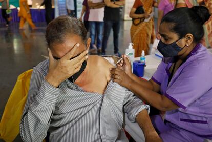 Una enfermera vacuna a un hombre en Ahmedabad (India), el 26 de marzo.