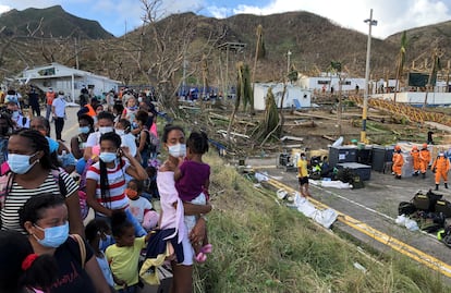 Familias afectadas por el huracán Iota evacúan la isla de Providencia, en noviembre de 2020.