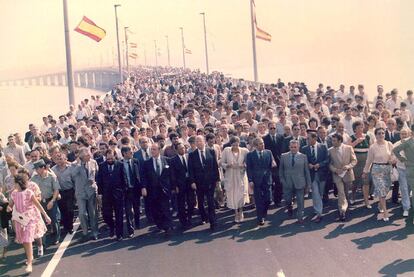 Inauguración del puente de A Illa de Arousa el 14 de septiembre de 1985, con Fraga, Fernández Albor y Barreiro Rivas entre las autoridades.