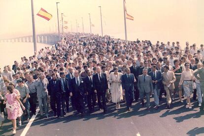 Inauguración del puente de A Illa de Arousa el 14 de septiembre de 1985, con Fraga,  Fernández Albor y Barreiro Rivas entre las autoridades.