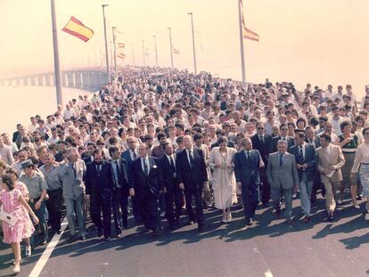 Inauguración del puente de A Illa de Arousa el 14 de septiembre de 1985, con Fraga,  Fernández Albor y Barreiro Rivas entre las autoridades.