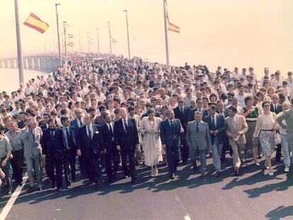 Inauguración del puente de A Illa de Arousa el 14 de septiembre de 1985, con Fraga,  Fernández Albor y Barreiro Rivas entre las autoridades.