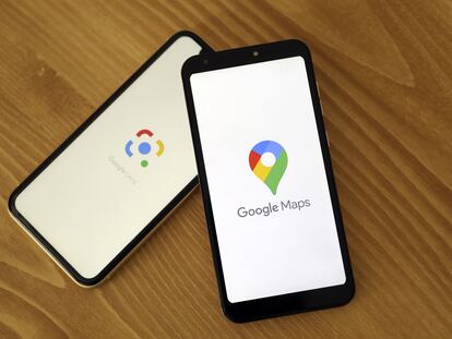 Móviles con pantallas de inicio de Google Lens y Google Maps