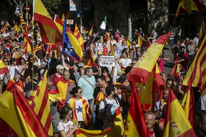 Un dona subjecta un cartell "Desobediència al mal Govern".