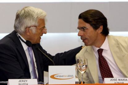 José María Aznar y el presidente del Parlamento Europeo, Jerzy Buzek, durante la conferencia.