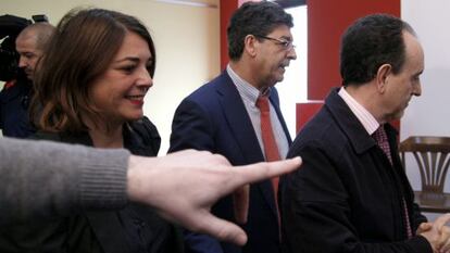 Los exconsejeros Elena Cort&eacute;s, Diego Valderas y Rafael Rodr&iacute;guez, en la sede de IU.