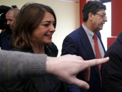 Los exconsejeros Elena Cort&eacute;s, Diego Valderas y Rafael Rodr&iacute;guez, en la sede de IU.