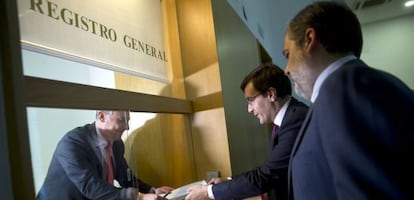José Luis Ayllón, secretary of state for congressional relations, and Federico de Ramos, deputy chief of staff, seen on Monday at the registry where the government's petition was filed.