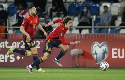 los jugadores de la selección española Bryan Gil y Jordi Alba, durante el encuentro.