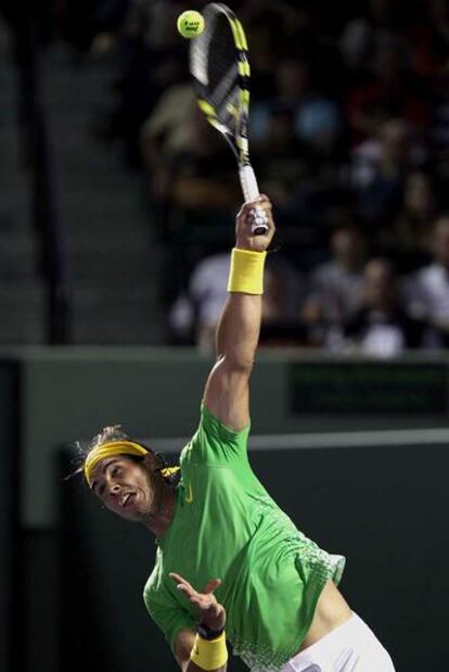 Nadal, al servicio en la semifinal contra Federer.