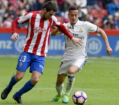 Football Soccer- Spanish La Liga Santander - Sporting v Real Madrid - El Molinon Stadium, Gijon, Spain - 15/04/17 Real Madrid's Lucas Vazquez (R) and Sporting's Moises Gomez in action. REUTERS/Eloy Alonso