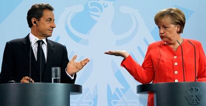 El presidente francés, Nicolas Sarkozy, y la canciller alemana, Angela Merkel, en la rueda de prensa posterior a su encuentro.