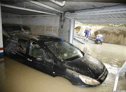 Interior de un aparcamiento de Getxo durante las labores de achique de agua de ayer